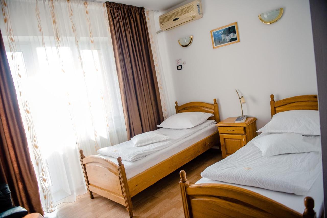 Pensiune Roua Arad Bagian luar foto