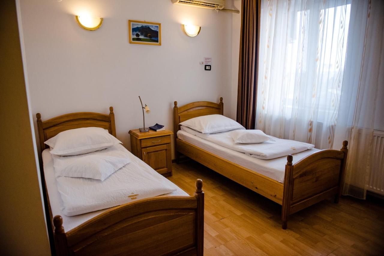 Pensiune Roua Arad Bagian luar foto