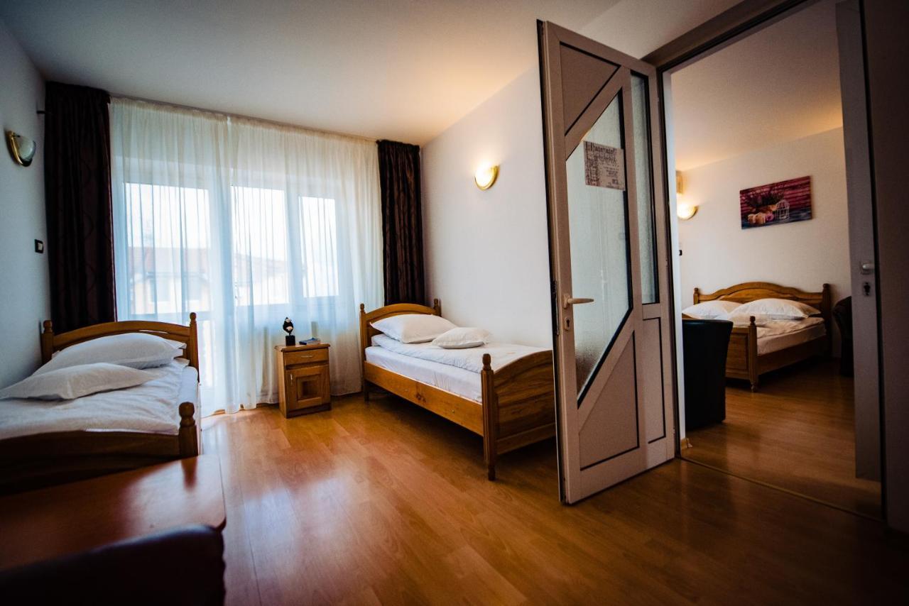 Pensiune Roua Arad Bagian luar foto
