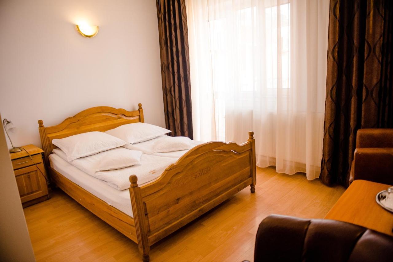 Pensiune Roua Arad Bagian luar foto
