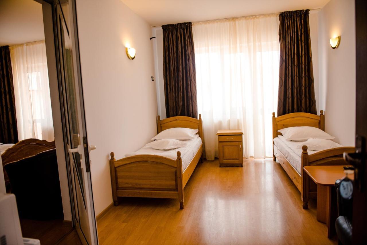 Pensiune Roua Arad Bagian luar foto